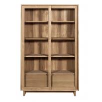 Bibliothèque WAVE d'Ethnicraft , 2 portes vitrées coulissantes / 2 tiroirs, Chêne